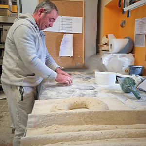 Photo de Tony formateur en boulanger au sein de la Boulangerie Patisserie La colline des hauts bocages vendéens à Mouchamps près des Herbiers et Chantonnay