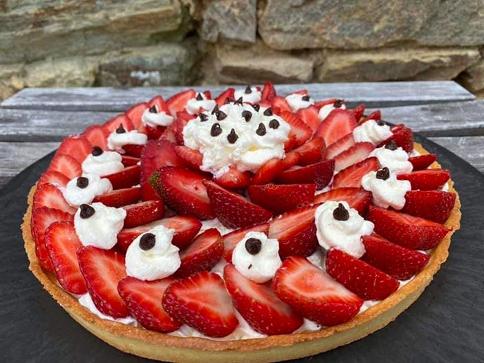 Tarte aux fraises artisanales réalisée par la boulangerie patisserie la collne des hauts bocages vendéens à Mouchamps près des Herbiers et Chantonnay