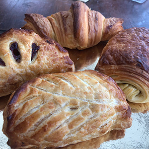 Photo de viennoiseries artisanales réalisées par la Boulangerie Patisserie La colline des hauts bocages vendéens à Mouchamps près des Herbiers et Chantonnay